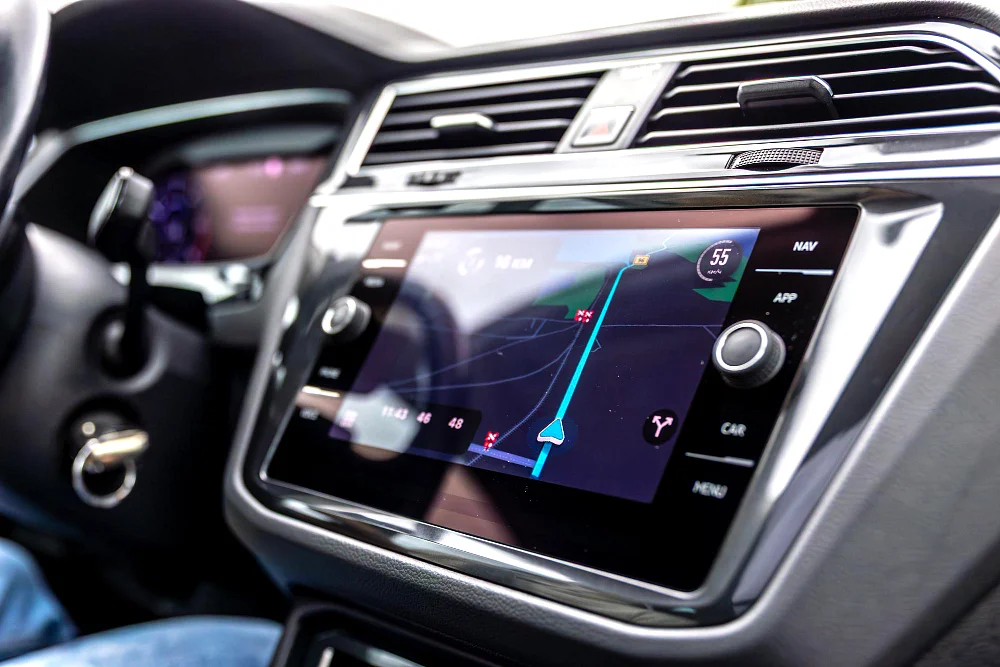 Yanosik vs Google Maps vs Waze – która nawigacja najlepiej omija korki i fotoradary?